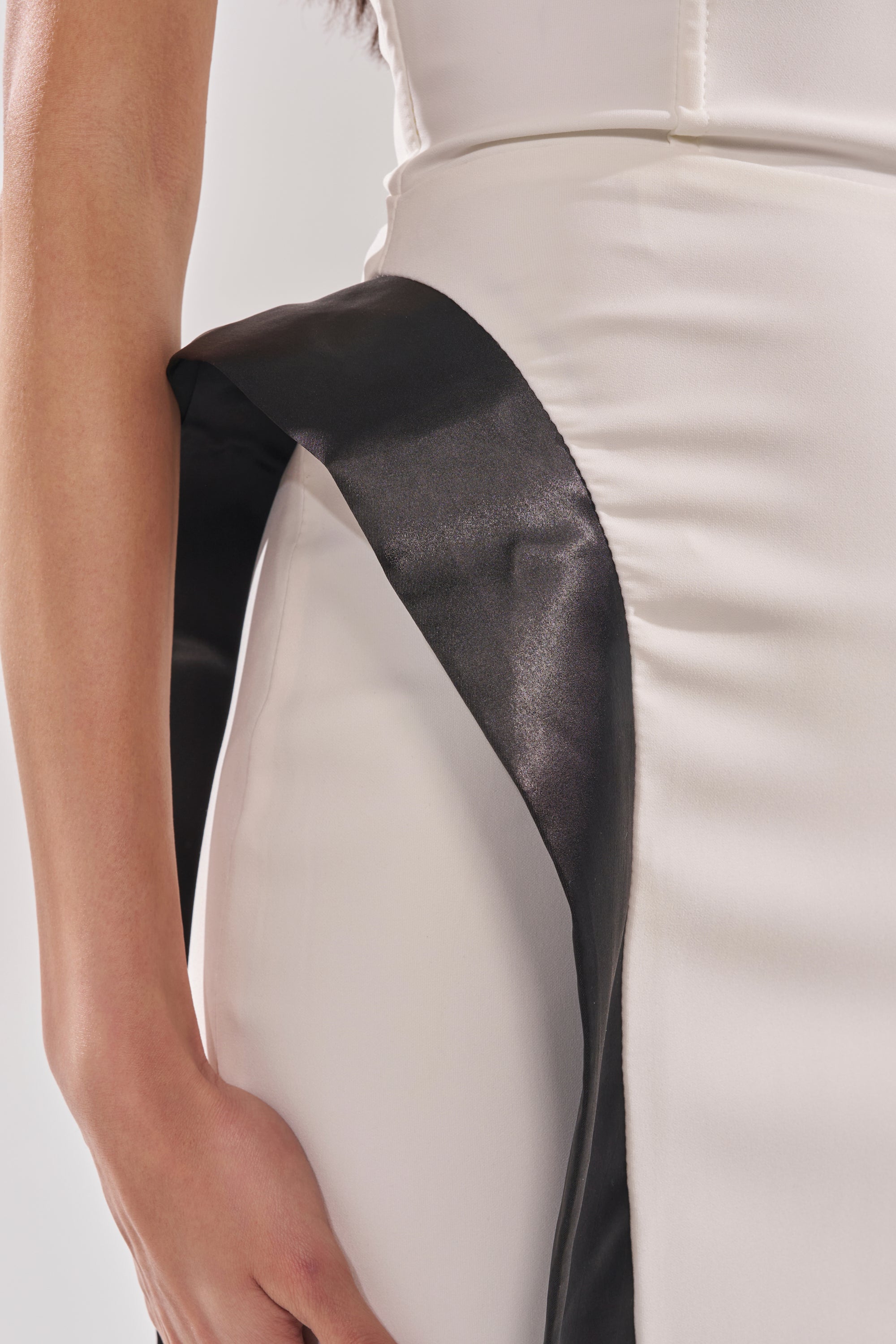 CHIC AND SOPHISTICATED STRUCTURED MIDI DRESS IN WHITE