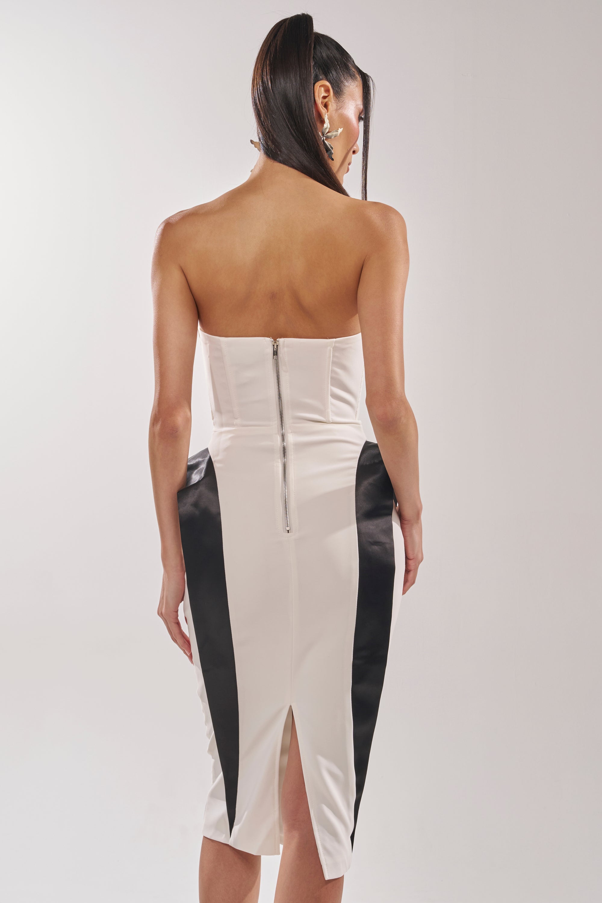 CHIC AND SOPHISTICATED STRUCTURED MIDI DRESS IN WHITE