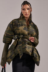 RIB SLEEVE PEPLUM PUFFER IN CAMO
