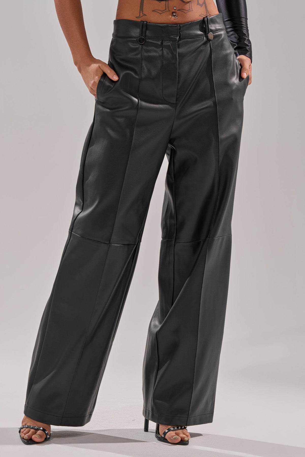 FAUX STRETCHY LEATHER TROUSER