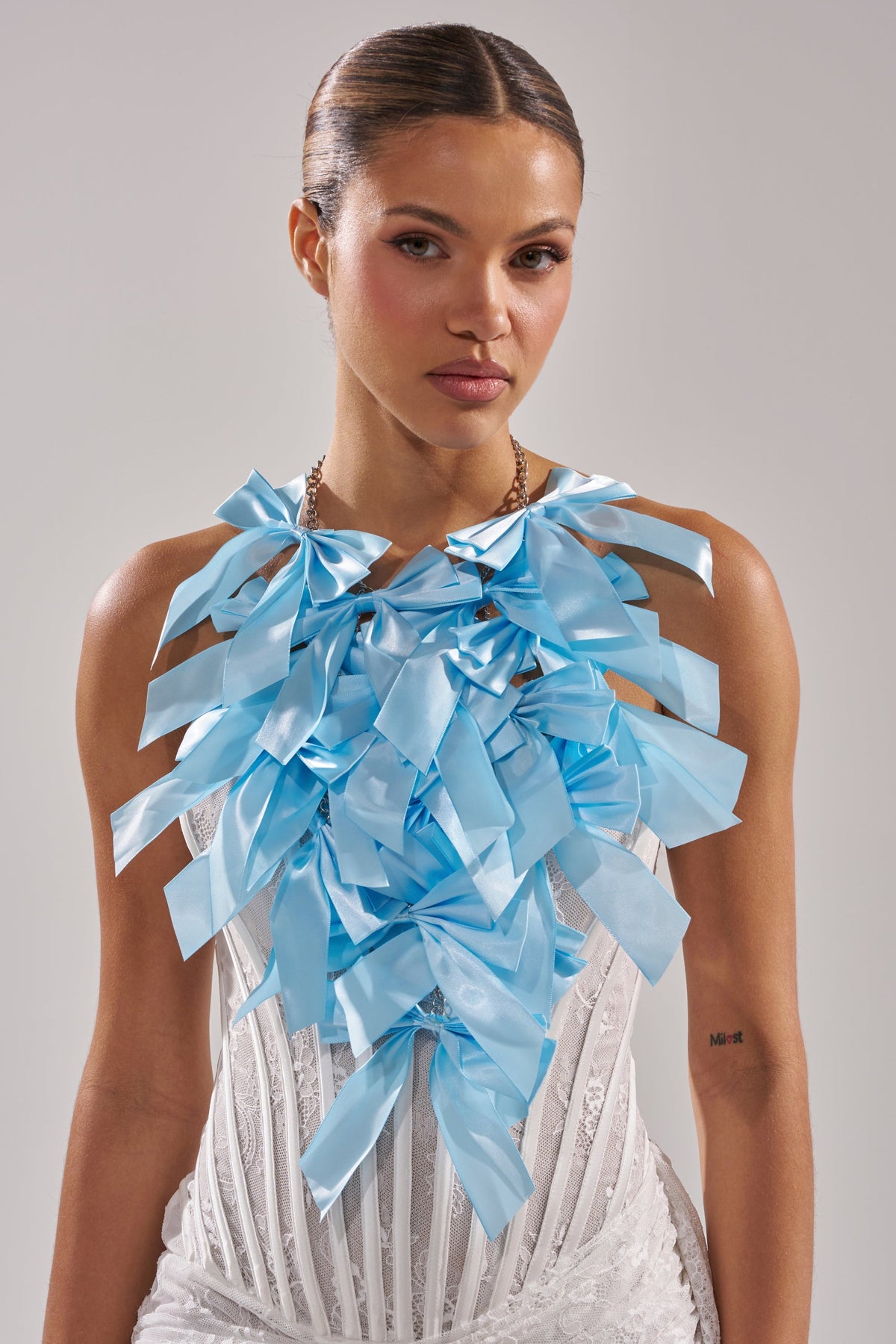 FEMME BOW STATEMENT NECKLACE