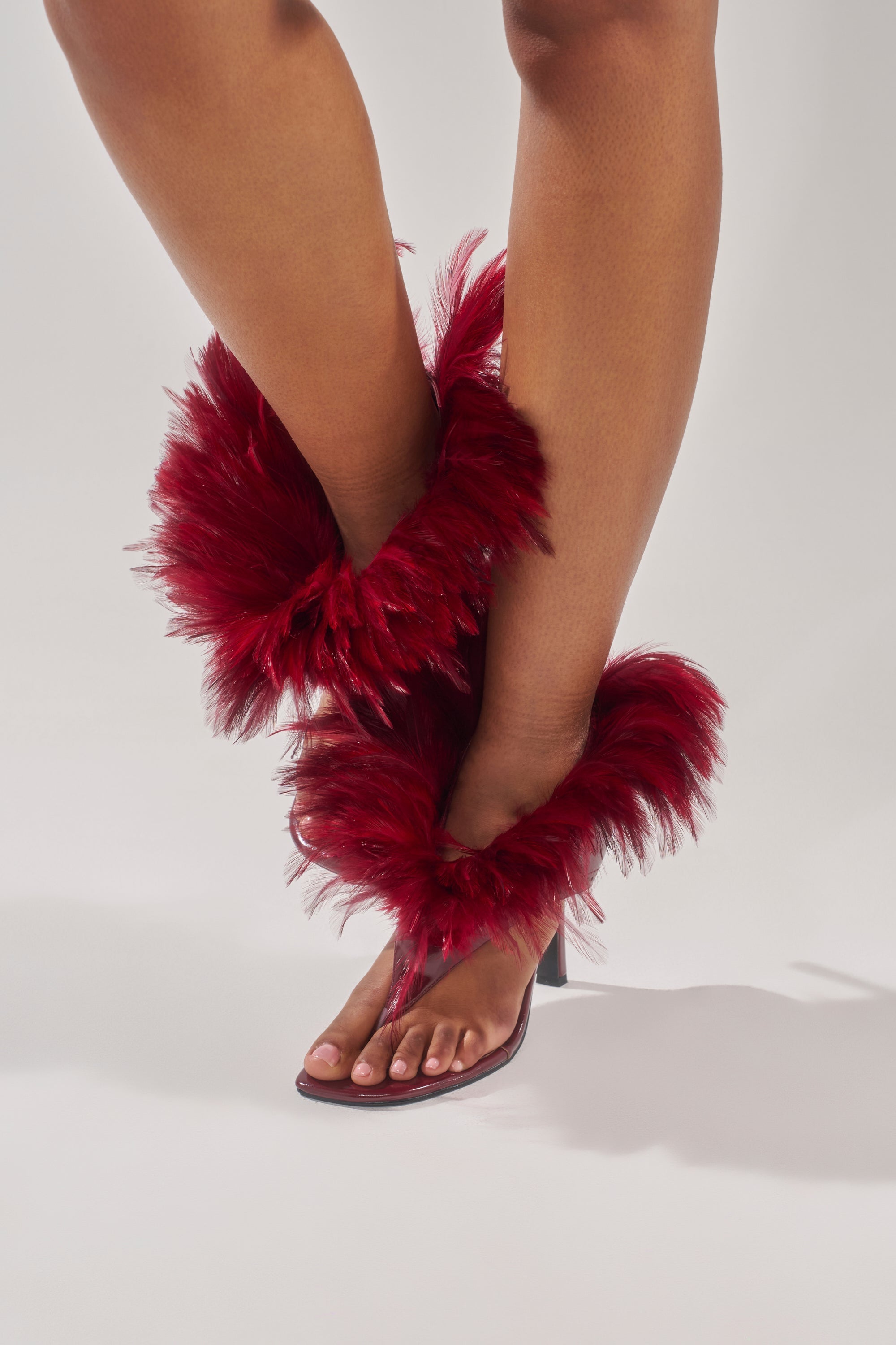 AKIRA GOLD ELIZAVETA BURGUNDY FEATHER THONG SANDAL