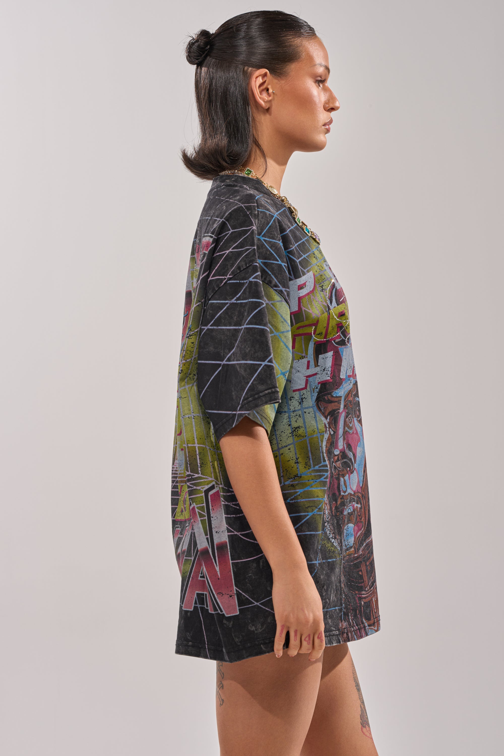 FIRST ROW NEW METAVERSE OVERSIZED GRAPHIC TEE