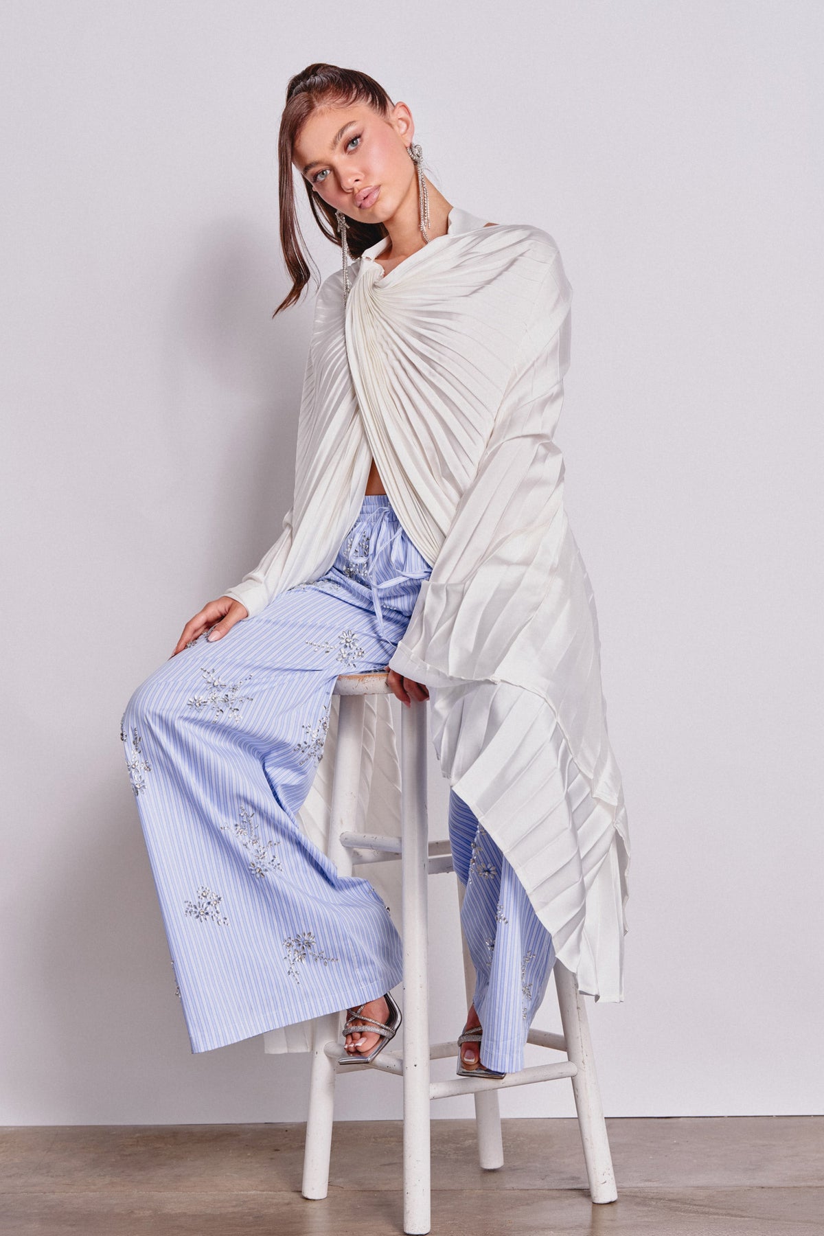 FARAH DRAPED PLEATED CAPE TOP IN WHITE