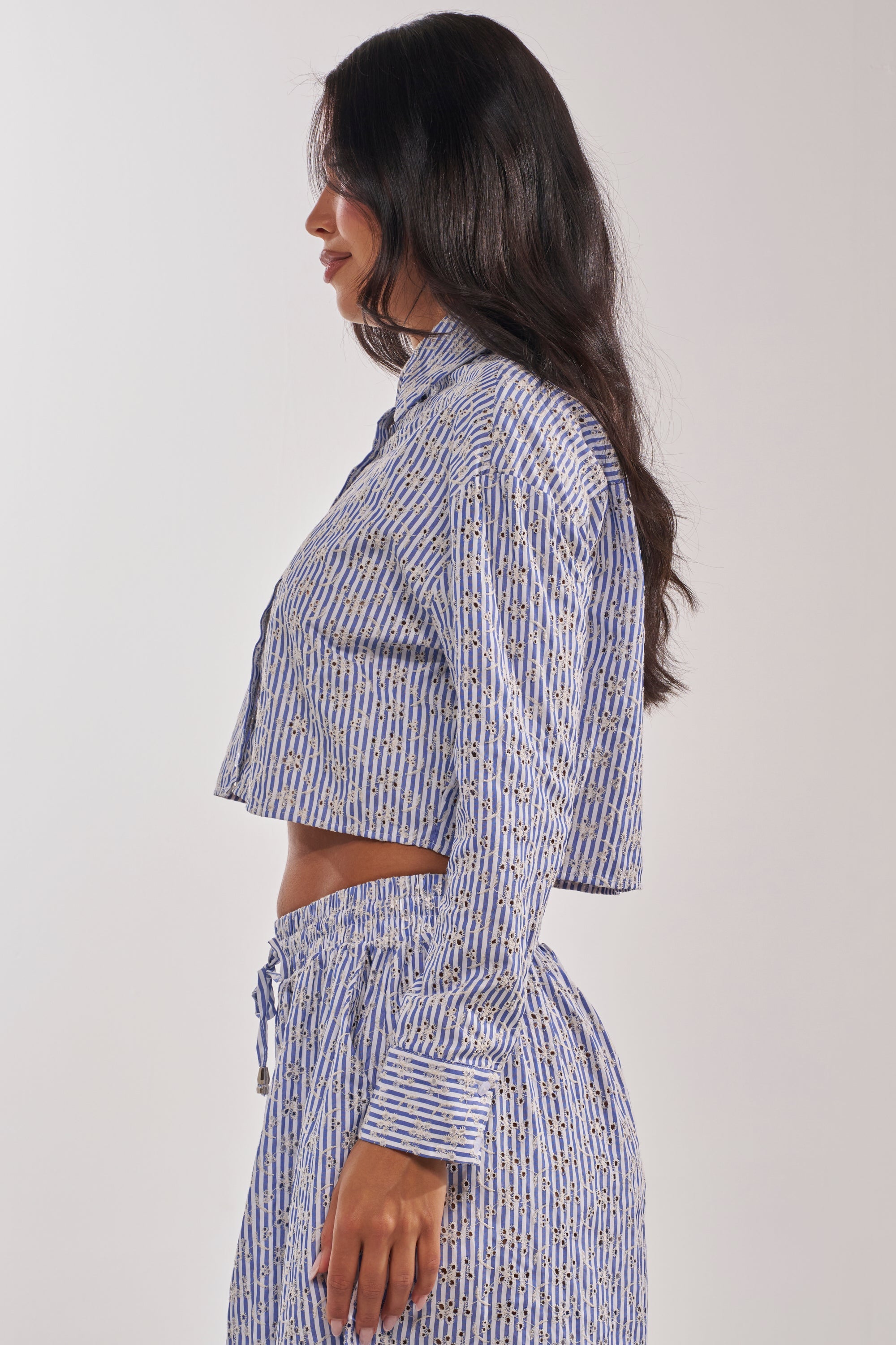 BLOSSOM CROP BUTTON DOWN