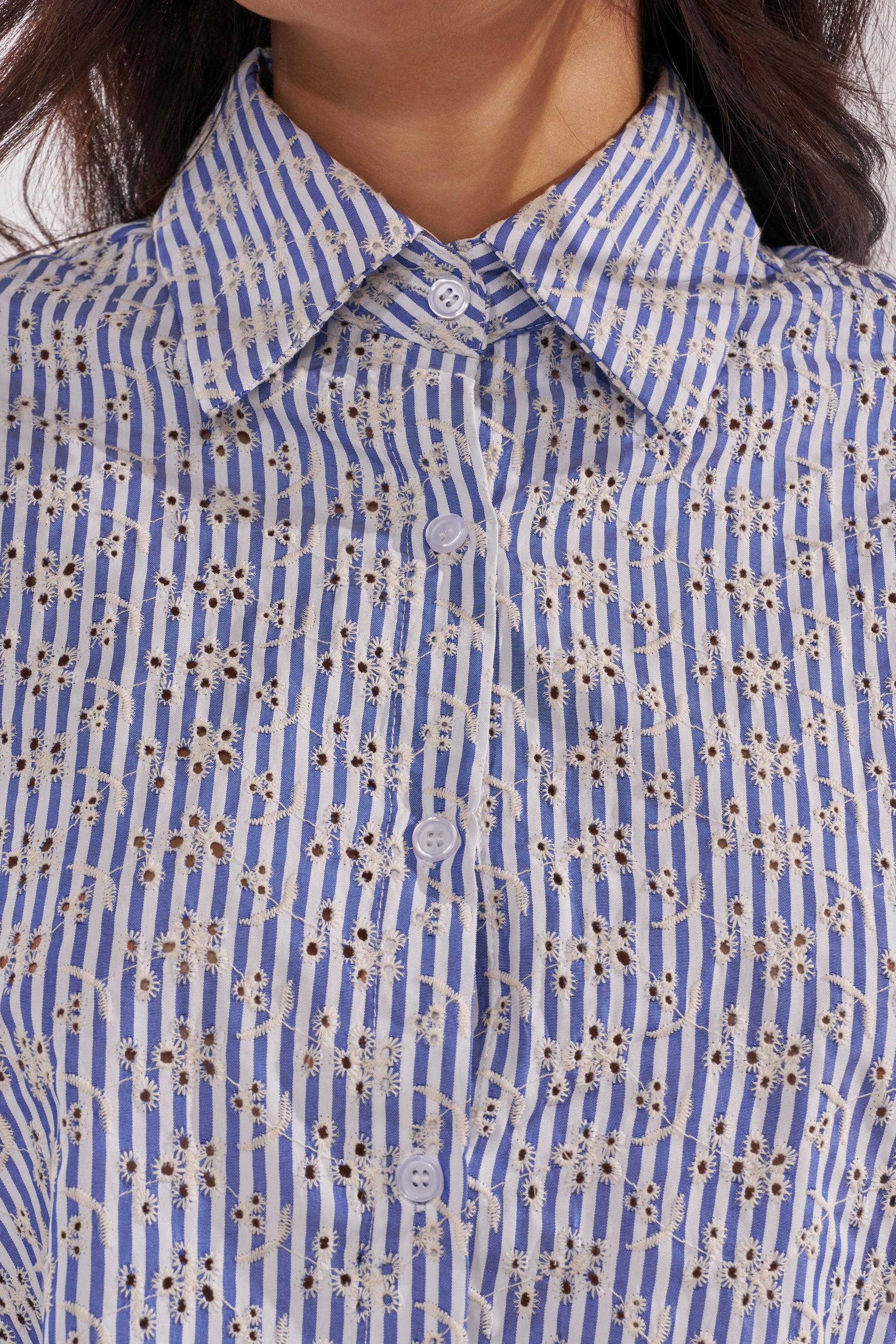 BLOSSOM CROP BUTTON DOWN
