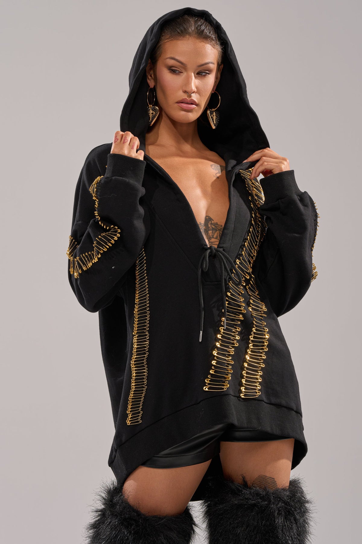 UNPIN ME OVERSIZED SWEATSHIRT