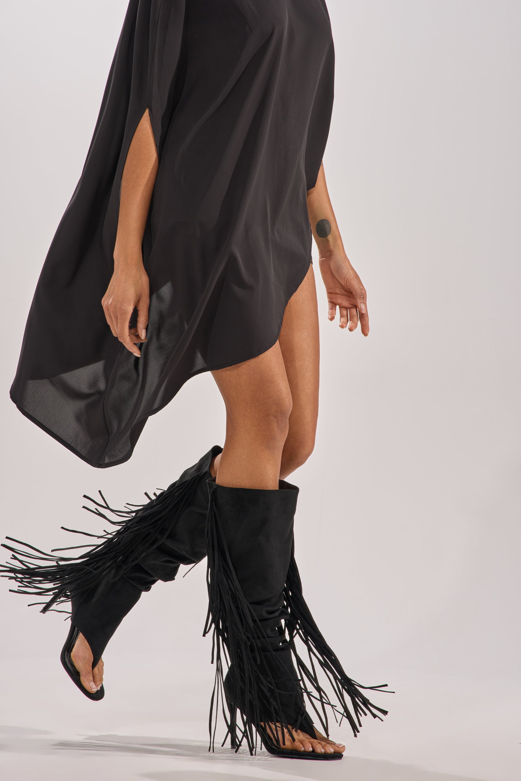 AZALEA WANG JOHANNA BLACK FRINGE GLADIATOR SANDAL