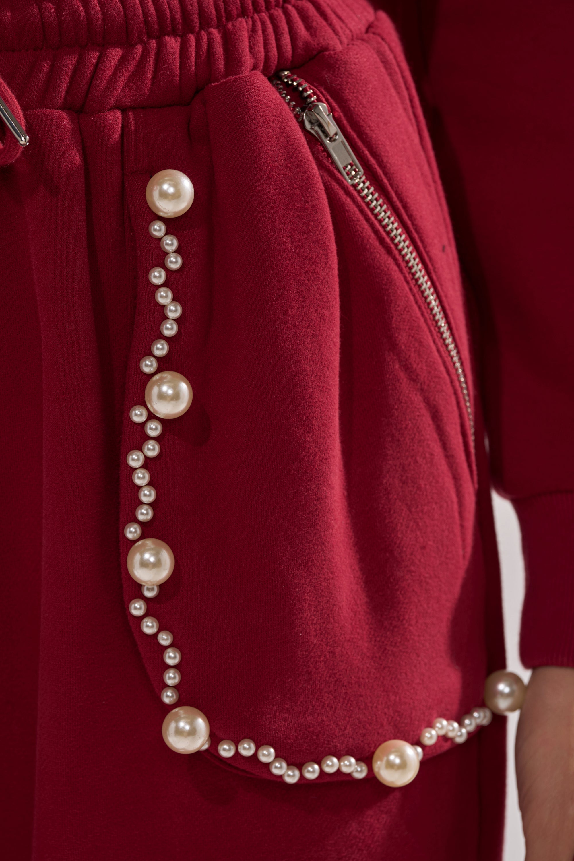 COZY HOLIDAY PEARL JOGGER IN BURGUNDY