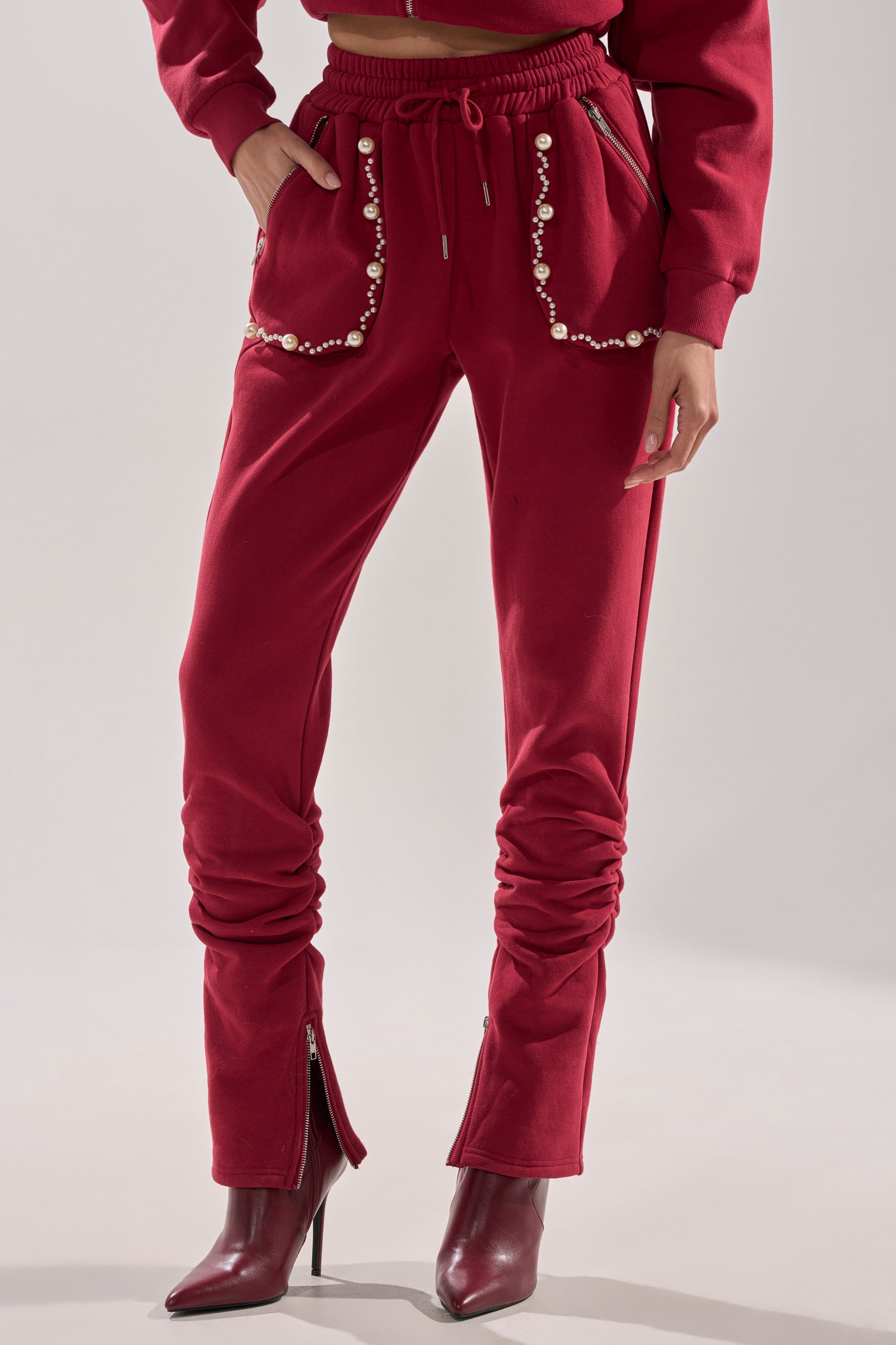 COZY HOLIDAY PEARL JOGGER IN BURGUNDY