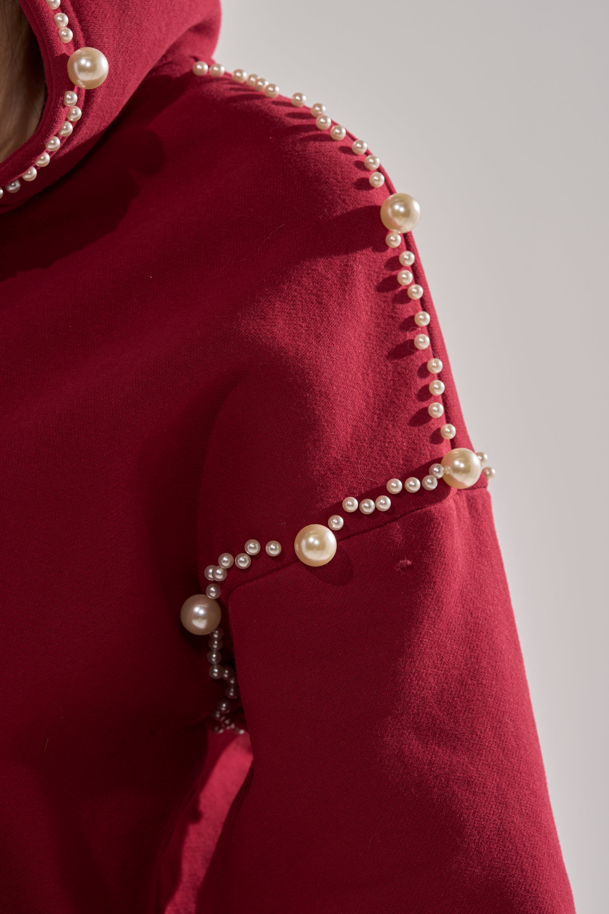 COZY HOLIDAY PEARL SWEATSHIRT  IN BURGUNDY