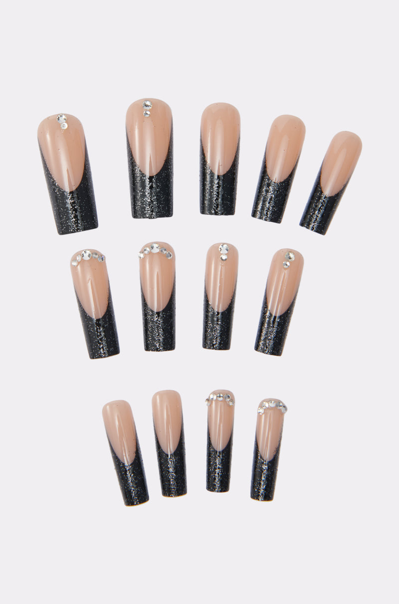 BLACK CAT FALSE NAILS