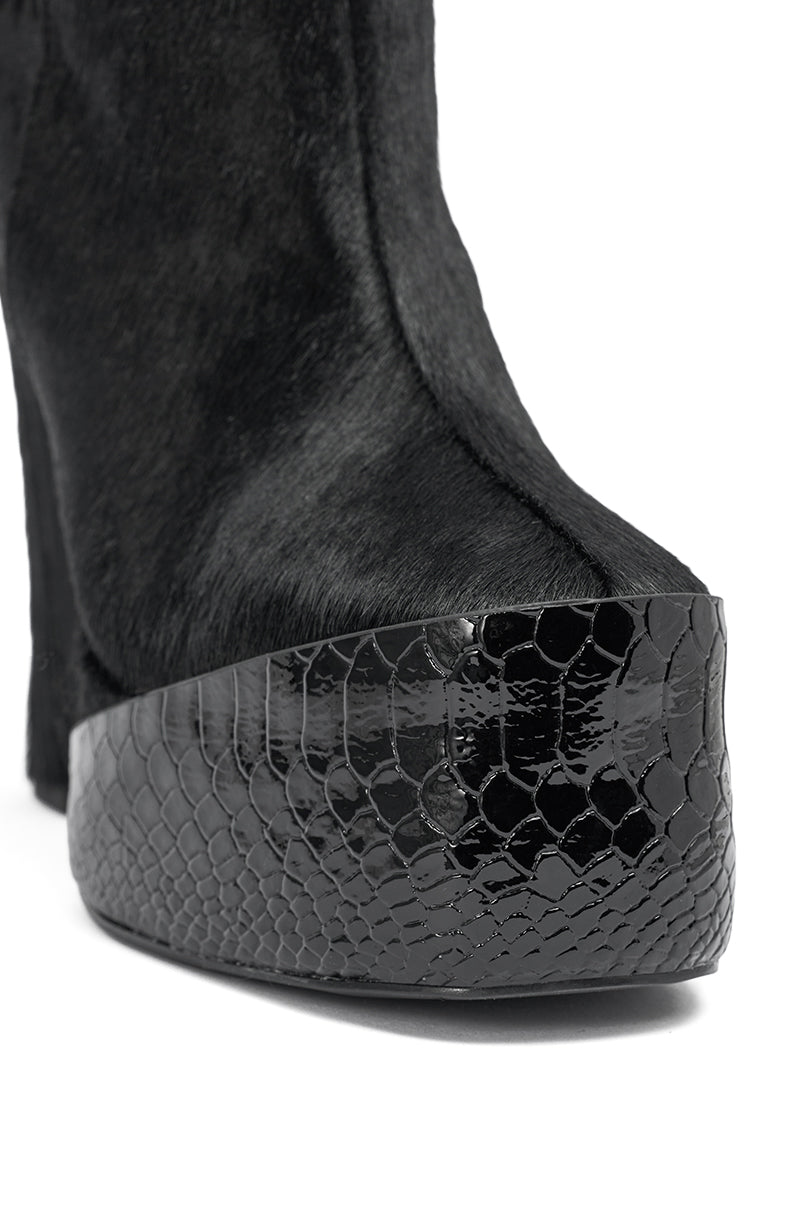 AKIRA GOLD TROT BLACK BOOTIE